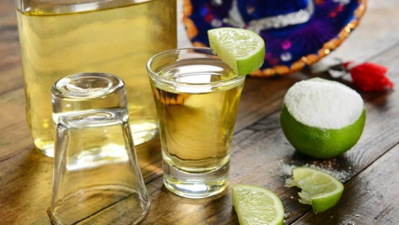 Bebida emblemática de México que, junto con el mariachi y los trajes de charro, forman parte de la identidad creada a partir de la Época de Oro del Cine. Hoy, es conmemorada en el Día Nacional del Tequila, festividad impulsada por el organismo que defiende los intereses de los productores y garantiza la mayor calidad para el consumidor.