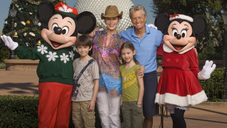 Michael Douglas y Catherine Zeta Jones. La sangre artística y el éxito que tienen este par de estrellas es indiscutible. Ellos contrajeron matrimonio en el 2000. En la foto con sus dos hijos, Dylan Michael Douglas y Carys Zeta Douglas.