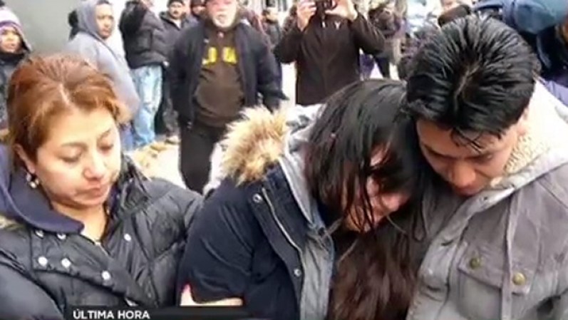 Familiares de las víctimas en la escena del crimen.