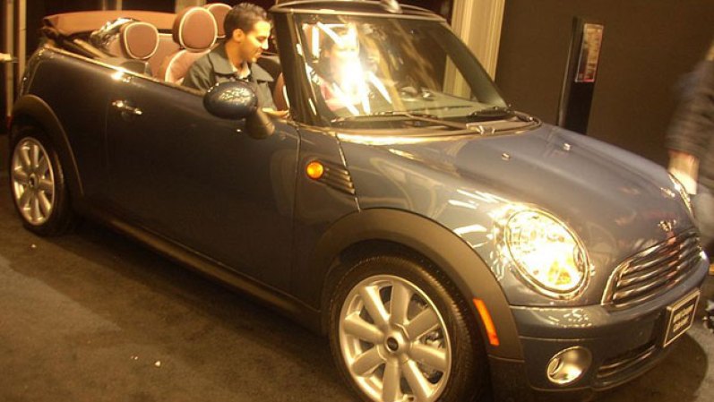 En la segunda mitad de 1967 se reemplazaron todos los modelos por la nueva gama MkII, con algunos cambios pero sin el éxito de los MkI. En la foto: El Mini Cooper del 2010, convertible. Fue exhibido y fotografiado en el Auto Show de Montreal en 2009.