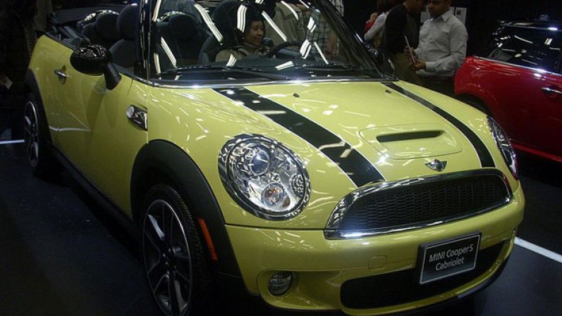 En 1968 finalizó la producción del Mini Cooper de 998 cc, con más de 55000 unidades en su haber. Así finalizaba la era de oro de los Minis, no sin antes lanzar una tercera generación llamada Cooper MkIII, aunque sólo duró hasta 1971. En la foto: El convertible del 2010.