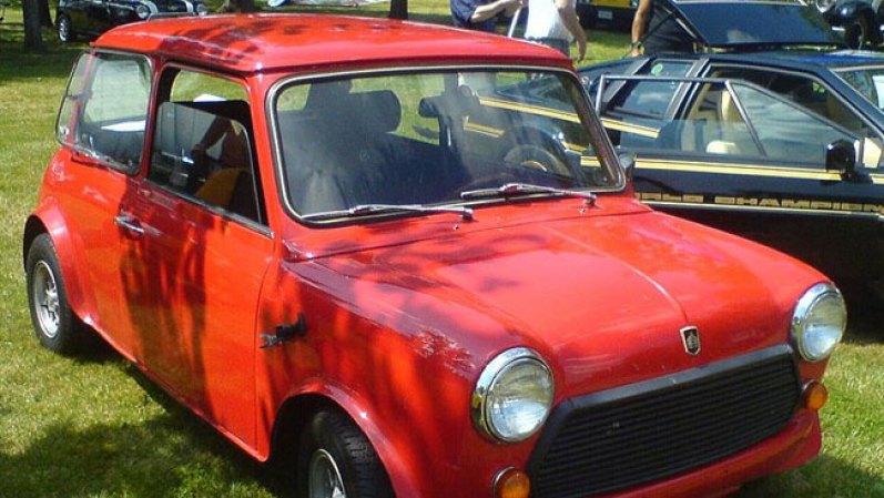 La nueva marca tenía como principal objetivo la construcción de un auto pequeño, económico, de acorde a las necesidades de entonces. Este es el Mini Cooper de 1976.
