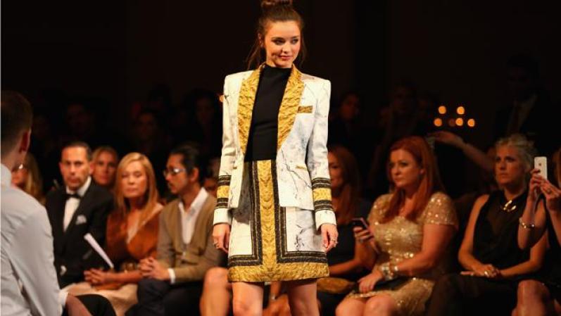 La ángel de Victoria Secret, Miranda Kerr es una experta en lucir prendas en la pasarela.