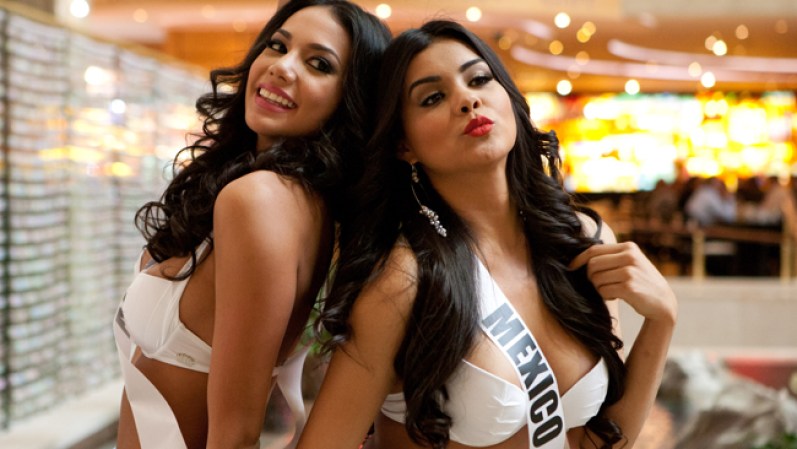 Las concursantes posan para la colección de trajes de baño Yamamay para Miss Universo en el Crowne Plaza Moscow World Trade Centre. <br /> En la imagen, Cynthia Duque, Miss México, y Carolina Brid, Miss Panamá.