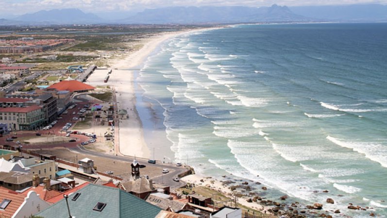 La primera de las playas que te proponemos para olvidarte de todo es esta: Muizenberg, situada en un pueblo de Sudáfrica. Es el paraíso de los surfistas y tiene más de 21 kms.