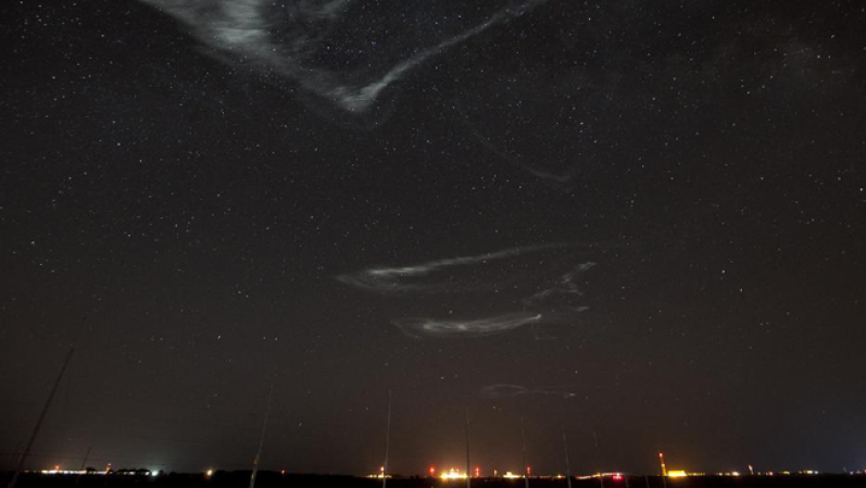 La NASA lanzó con éxito cinco cohetes suborbitales desde su Centro de Vuelo "Wallops", en Virginia como parte de un estudio de la corriente de aire alta. Esta imagen fue capturada el 27 de marzo de 2012