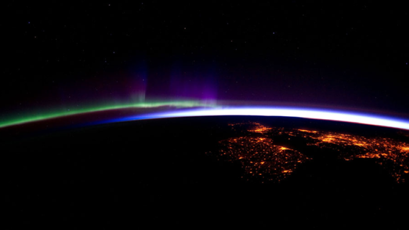 Volando a una altura de unos 240 kilómetros sobre el Atlántico Norte oriental, la Expedición 30 con tripulación a bordo en la Estación Espacial Internacional fotografió esta escena nocturna.