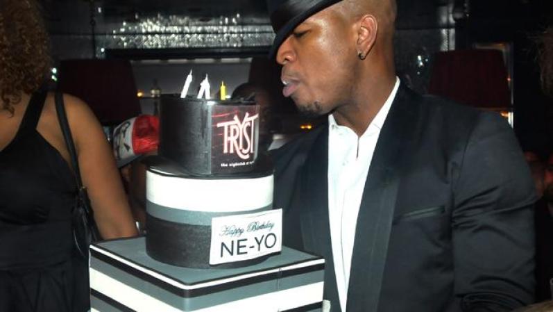 El cantante Ne-Yo sopló las velas de un original pastel en Nueva York.