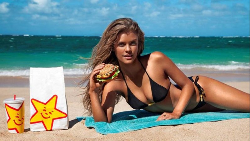 A Nina la proyectan como modelo, dando los mismos pasos que Kim Kardashian, Lakshmi Padma y Kate Upton que han participado en los comerciales de Carls Jr.