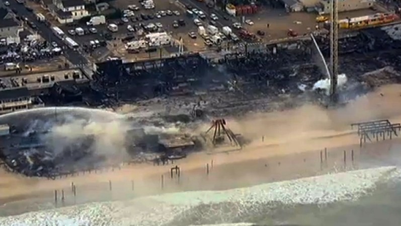 El gobernador de Nueva Jersey, el republicano Chris Christie, afirmó que cerca de 400 bomberos batallaron las llamas.