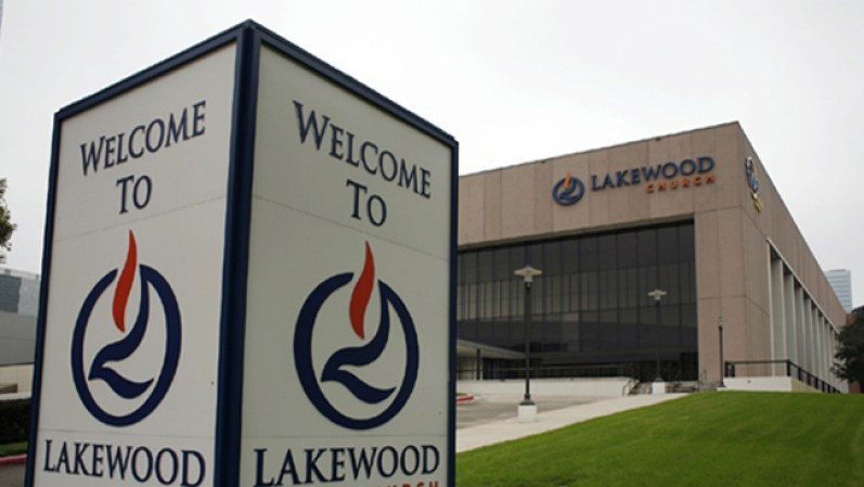 Lakewood Church se ha convertido en una atracción turística casi que obligatoria para los visitantes de Houston, al ser considerada la congregación religiosa más grande del mundo.