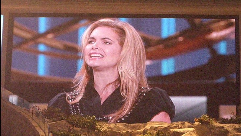 Osteen está casado con Victoria Osteen, quien también dirige servicios en la iglesia.