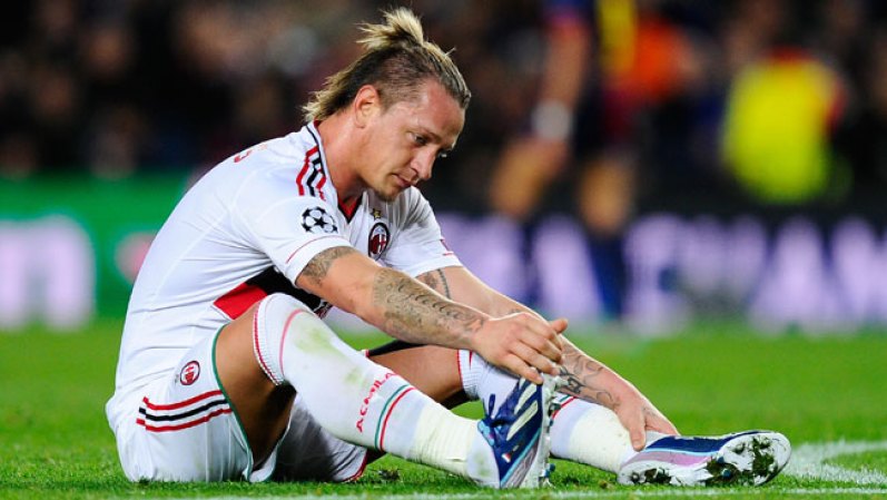 Philippe Mexes es un futbolista francés que milita en el Milán de Italia. Comenzó su carrera profesional en el AJ Auxerre, en el que estuvo durante cinco años antes de comenzar a jugar en la Serie A. Con el Auxerre ganó la Copa de Francia y con el Roma ha ganado la Copa de Italia en dos ocasiones y en una la Supercopa de Italia.