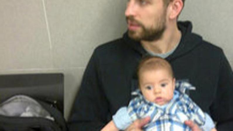 Piqué con Milan el 9 de abril de 2013 esperando el pasaporte del bebé.