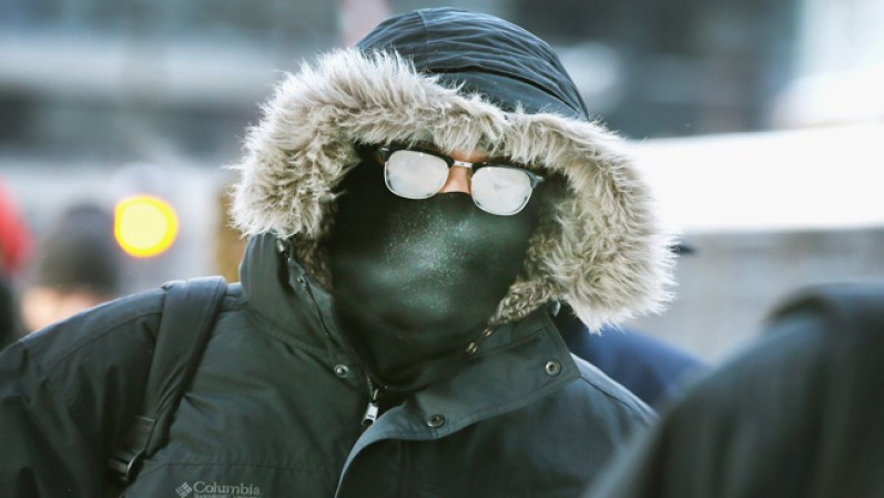Así tuvieron que salir los habitantes de Chicago ante las temperaturas que alcanzaron los -16 grados.