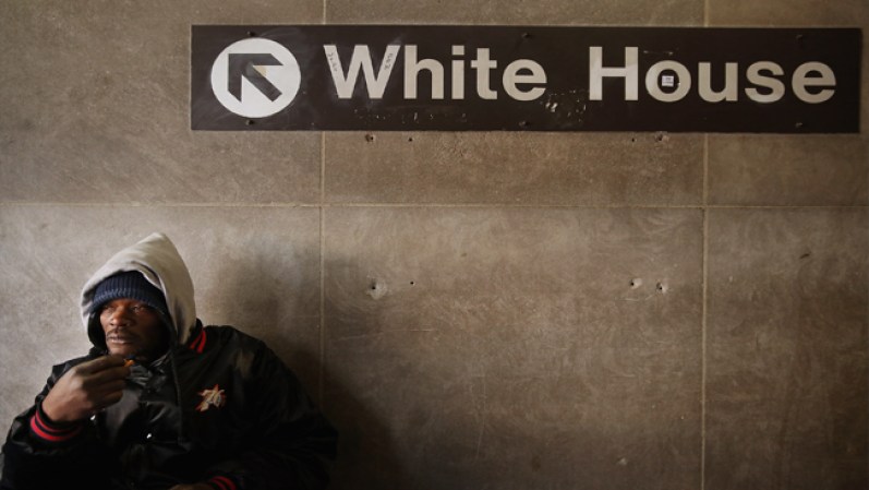Este indigente tuvo que refugiarse en la estación del metro cercana a la Casa Blanca en Washington.