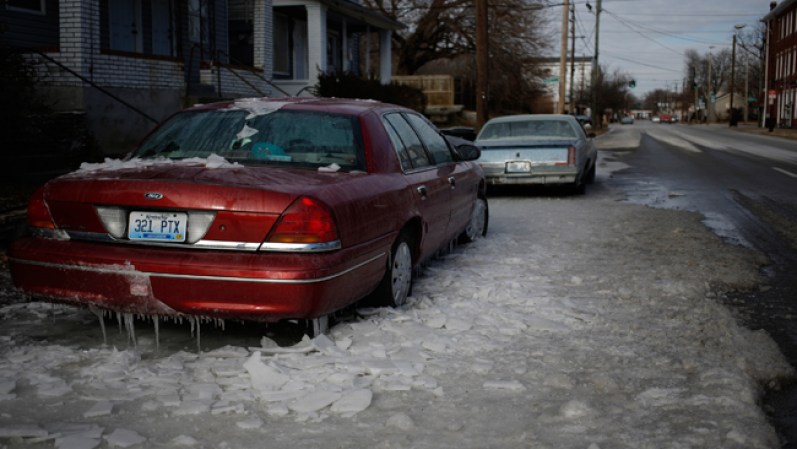 El dueño de este auto en Louisville, Kansas, quedó atrapado en el hielo que lo rodeó.