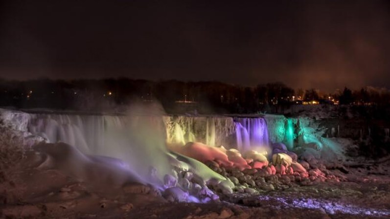 Así se veían las Cataratas del Niágara congeladas durante la noche desde el lado canadiense.