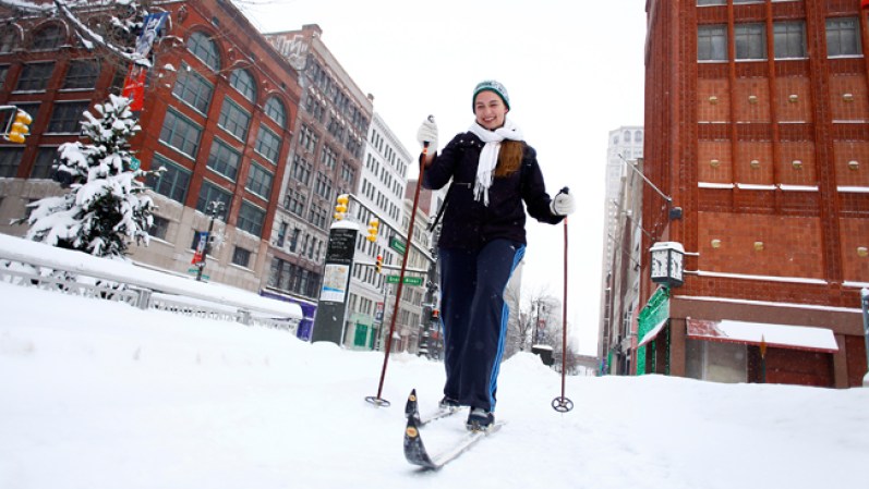 En Detroit esta mujer se fue esquiando al trabajo.