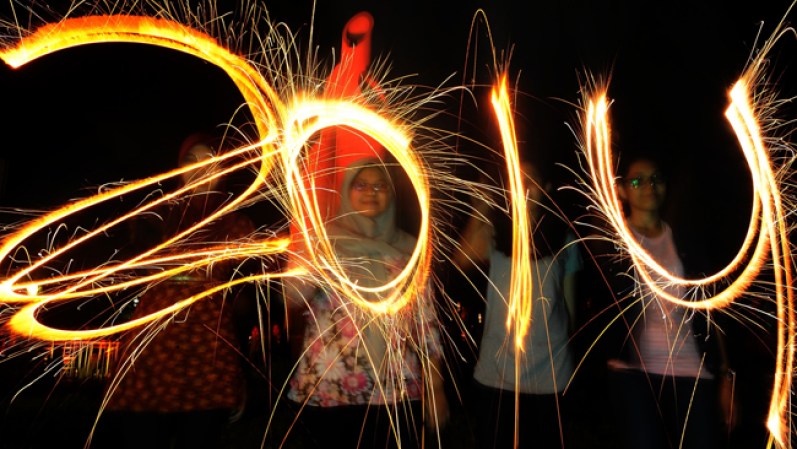 Alrededor del mundo reciben con alegría y fuegos artificiales el comienzo del año nuevo. En la imagen, indonesios en la ciudad de Surabaya celebran la llegada del 2014.