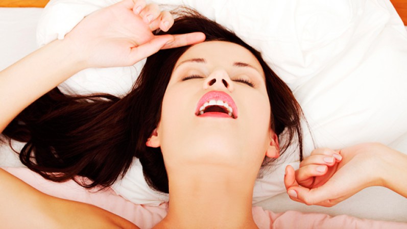 El orgasmo más que representar el climax sexual, también te mantiene saludable. De acuerdo a la Dr. Jennifer Berman, co-fundadora del Centro de Salud Sexual Femenina de la UCLA, el orgasmo tiene los siguientes beneficios para la salud…