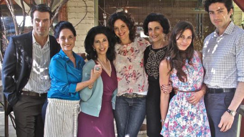 Rafael Amaya con amigos y compañeros de trabajo de la película "Meddling Mom", donde trabajó junto a Sonia Braga y Tony Plana entre otros.