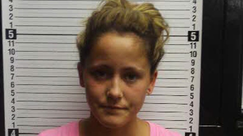 Jenelle Evans: Una de las protagonistas del reality "Teen Mom 2" del canal MTV, fue arrestada por violar los términos de su probatoria luego de dar positivo a sustancias controladas. La joven de 19 años ha tenido varios encuentros con la ley.