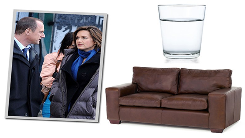 ¿Qué mejor que un buen sofá y una maratón de “Law & Order: SVU” para relajarse todo el día? No olvides beber mucha, pero mucha agua.