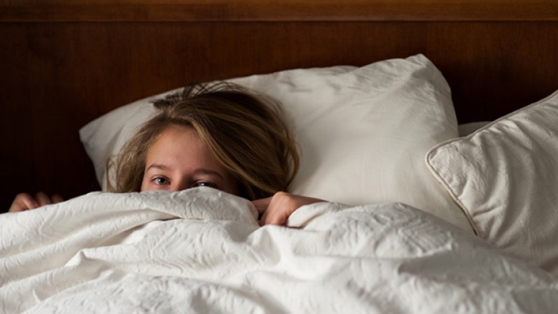 ¡De vez en cuando viene bien dormir! Sobre todo después de una noche de tragos. Apaga las luces y cierra las puertas.