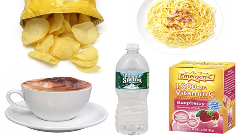 Chips, agua, vitamina C, café, agua de coco y, por si acaso, una pastilla para el dolor de cabeza. Fórmula infalible.