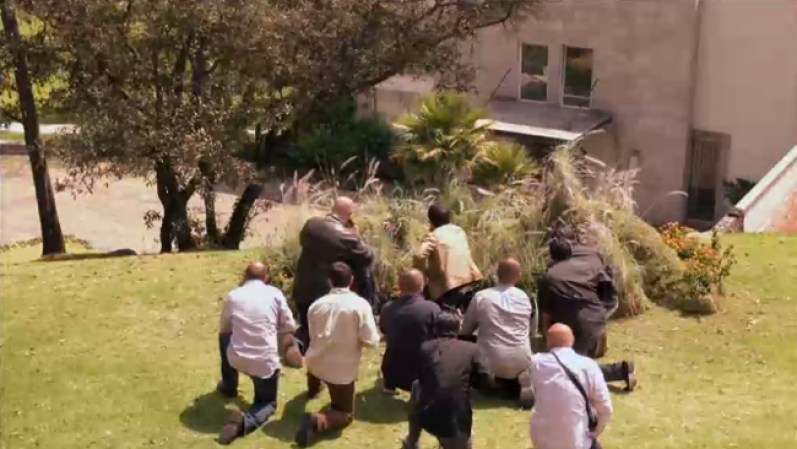 La casa esta rodeada, el Chema con sus hombres, espera a Aurelio.