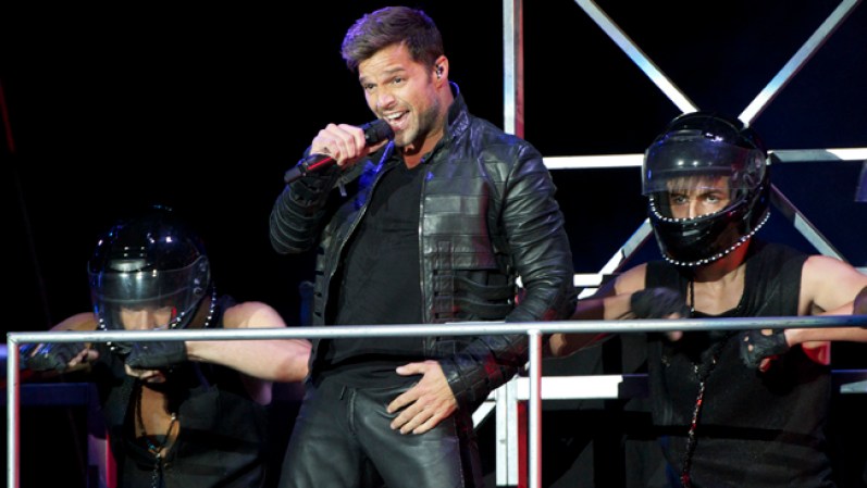 Ricky Martin: Después de años de polémicos anuncios sobre su vida personal y apartado de la música, el vocalista pudo comprobar que no había perdido conexión con su público. Lleno de orgullo, el boricua paseó por medio mundo la gira "Música + Alma + Sexo (MAS)", su favorita y la "más completa" de su carrera.
