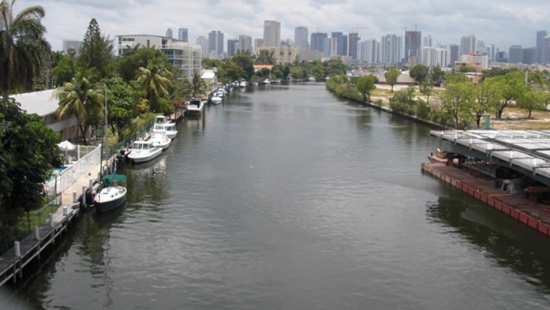 EN JULIO DE 1985: 8 hombres vestidos con uniformes de la policía irrumpieron en un barco en el río Miami, donde 6 hombres descargaban millones de dólares en cocaína. Uno de los policías gritó: " matalos " , los traficantessaltaronr por la borda. Los policías no querían arrestos sino la coca.<br />A la mañana siguiente , se encontraron los cuerpos hinchados de tres hombres flotando en el río detrás Boat Yard Jones. Los otros tres habían logrado nadar hasta la orilla.<br />Cuando la policía pescaban los cuerpos fuera del agua , descubrieron que cada uno de los hombres llevaba entre $ 800 a $ 1,000 en billetes grandes en el bolsillo. Todos estaban vestidos con pantalones vaqueros de diseño y llevaban joyas. Cada uno de ellos tenían armas escondidas en sus cinturones .