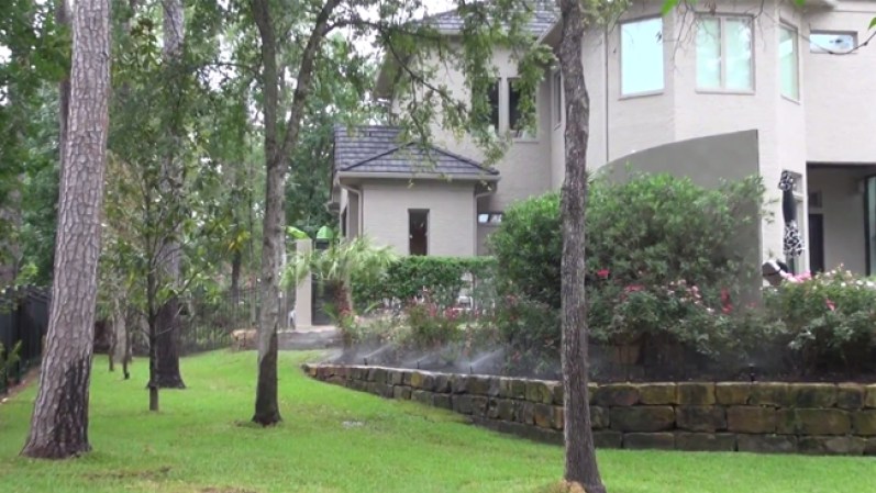 Parte exterior de la casa que muestra la pequeña ventana donde por donde habría entrado ladrón.