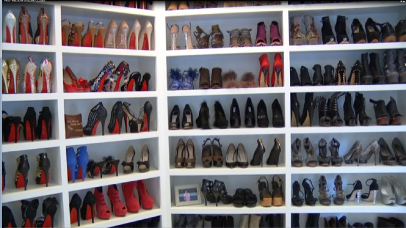 Roemer tiene cientos de lujosos pares de zapatos en su clóset.