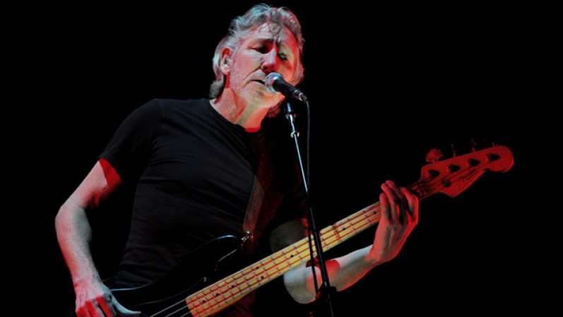 Roger Waters: Con una inmensa dotación técnica, el fundador de Pink Floyd recreó uno de los discos más vendidos de la historia, el antibelicista "The Wall" (1979) y, como siempre había querido, la ópera rock de dimensiones cósmicas que en 1990 sirvió para celebrar la caída del Muro de Berlín ante 300,000 personas.