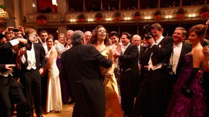 ...Y también se divirtió bailando con su acompañante, un empresario vienés de bastante más edad que ella.