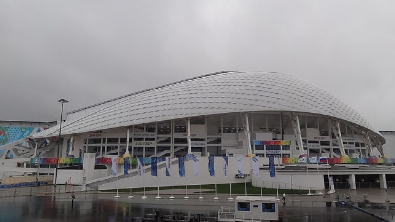 Estadio Olímpico de Sochi con capacidad para 48,000 espectadores. Fue el escenario principal de los Juegos Olímpicos de Invierno celebrados a principio del 2014. Se encuentra a orillas del Mar negro a 1,000 millas de Moscú.