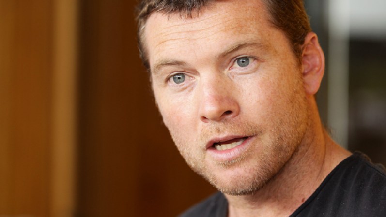 El actor, Sam Worthington, recibió cargos tras ser arrestado por presuntamente atacar a un fotógrafo en Nueva York.