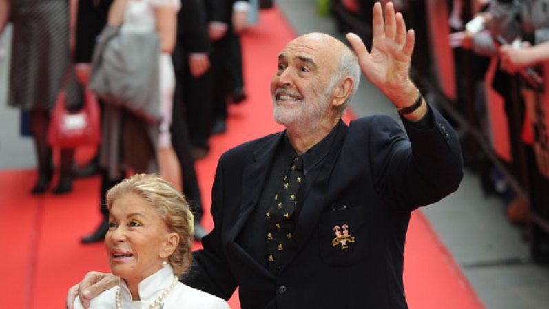 Sean Connery. Un Oscar, dos premios BAFTA y tres Golden Globes engrosan la lista de galardones de Sir Sean Connery, un bello de todos los tiempos que, a la edad de 81 años, sigue arrancando suspiros en el público femenino. ¡Pero cuidado que está casado! Fecha de nacimiento: 25 de agosto de 1930.
