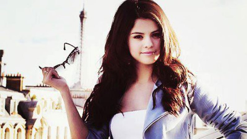 Las primeras experiencias de Selena como cantante se remontan a su participación en la serie de televisión Barney & Friends, en la cual cantó en algunas de sus bandas sonoras.