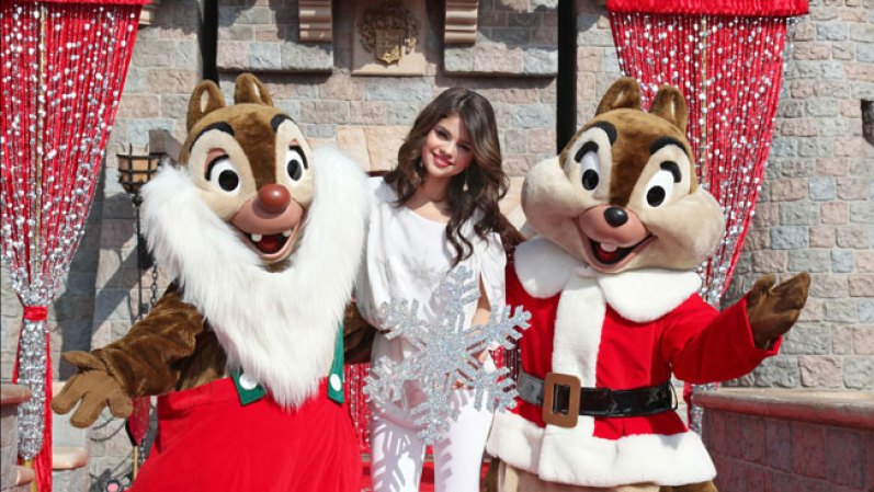 La popular Selena Gómez también disfruta del parque de diversiones en Los Angeles.Embajadora de UNICEF, actriz de Barnie&Friends, ganadora de un Emmy y con apenas 20 años de edad, decenas de participaciones en películas y grabaciones, su fama internacional apenas comienza.