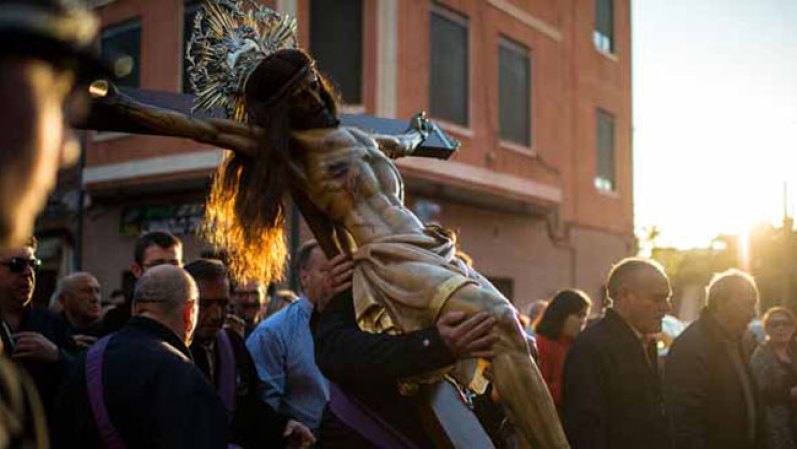 18 DE ABRIL, 2014: Los fieles del mundo recuerdan la crucifixión de Jesús con las procesiones. Son momentos de fe, reflexión y dolor entre los creyentes del mundo. Aquí un ejemplo de una procesión en Valencia, España.