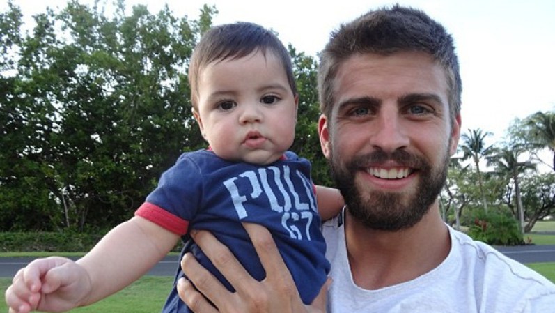 Gerard Piqué y su hijo Milan a solo unos meses de edad. (Shakira/Instagram
