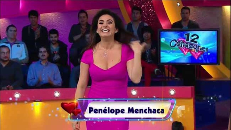 A pesar de no haberse puesto el bikini, la presentadora del programa, Penélope Menchaca, lució espléndida durante el Día de Playa en 12 Corazones.