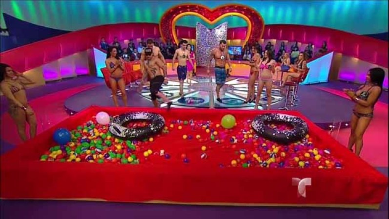 Luego de una ronda de juegos y pregunticas, un hombre y tres mujeres fueron eliminados.