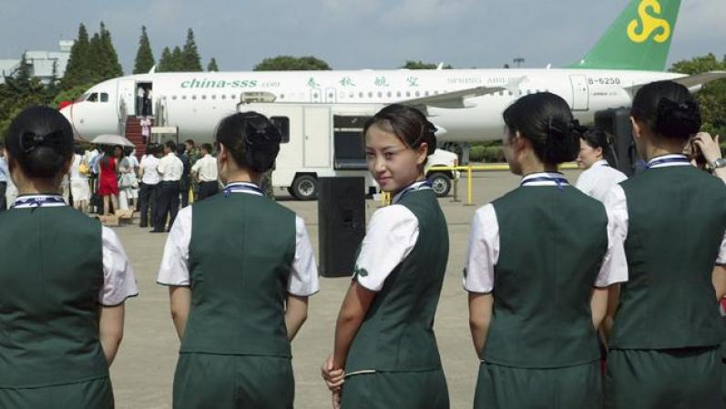 Las azafatas de Spring Air llevan un uniforme sobrio, pero elegante, en tonos verdes.