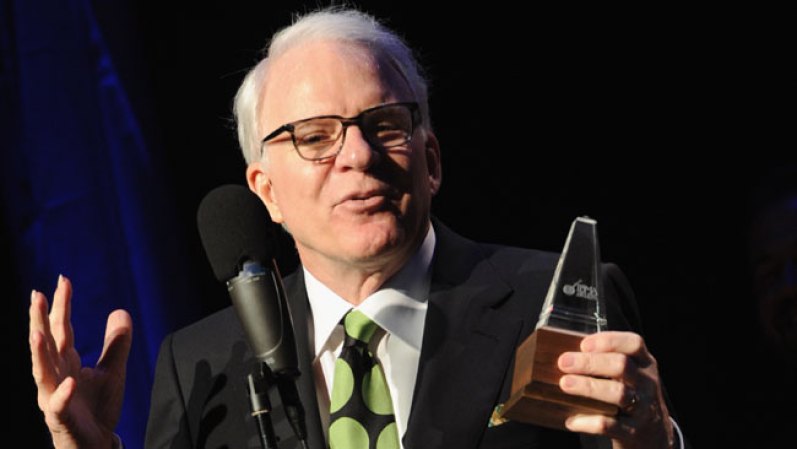 Steve Martin. Además de hacer reír, este sesentón sigue guapísimo y capaz de robarle el corazón a más de una fémina. Fecha de nacimiento: 14 de agosto de 1945.