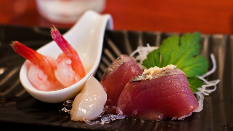Japón: El tsunami ocurrido en marzo ha dejado al país asiático hambriento de nuevos turistas. Travelzoo reporta que algunos hoteles han recortado sus precios hasta en un 50% por lo que podrás disfrutar del espectáculo de las geishas, la lucha de sumo y las flores de cerezo a un buen precio.