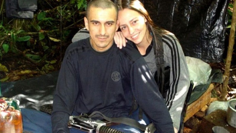 El 14 de diciembre de 2010, el Departamento de Justicia de EEUU informó de que un jurado federal de investigación en Washington la acusó a ella, y a otros 17 guerrilleros, de ocho cargos de terrorismo por su participación en el secuestro de tres estadounidenses en 2003.